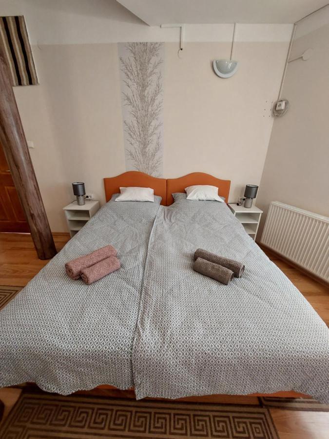 Csaladbarat Vendeglak Szegedi Maganszallashely 9 Fo Reszere, Nagycsaladok Es Barati Tarsasagok Reszere Dış mekan fotoğraf