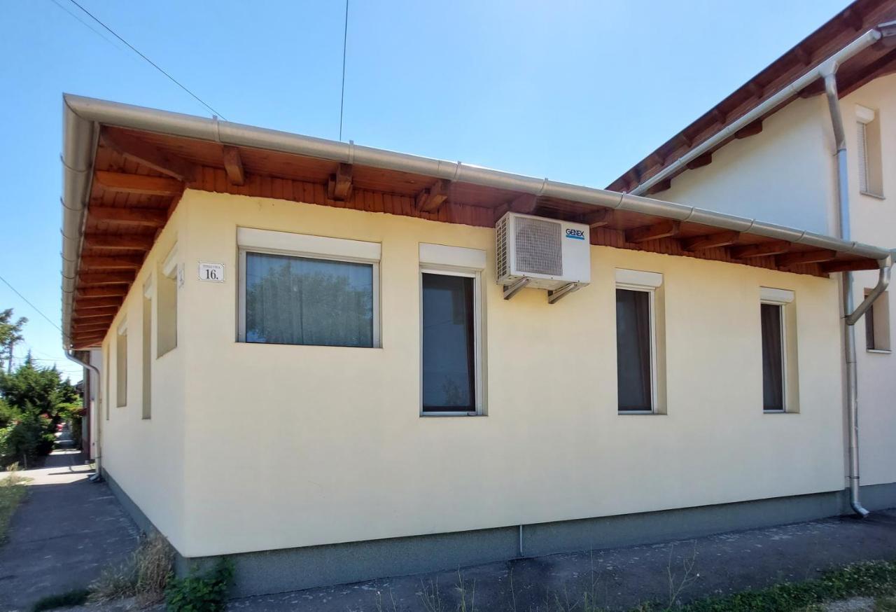 Csaladbarat Vendeglak Szegedi Maganszallashely 9 Fo Reszere, Nagycsaladok Es Barati Tarsasagok Reszere Dış mekan fotoğraf